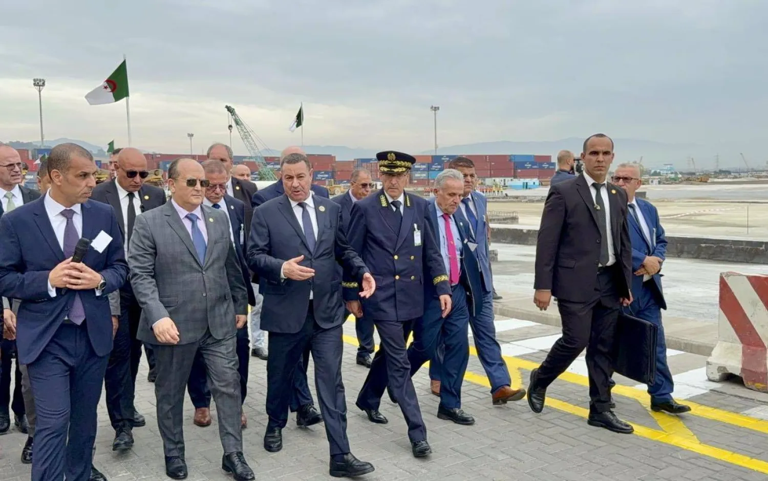 الوزير الأول برفقة وزير الداخلية في الميناء التجاري بجيجل (الوزارة الأولى)
