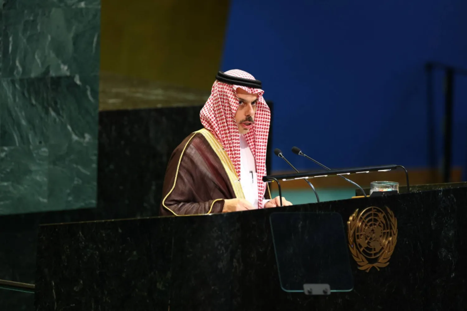 وزير الخارجية السعودي الأمير فيصل بن فرحان يتحدث خلال افتتاح مؤتمر «حل الدولتين» في نيويورك الاثنين (أ.ف.ب)