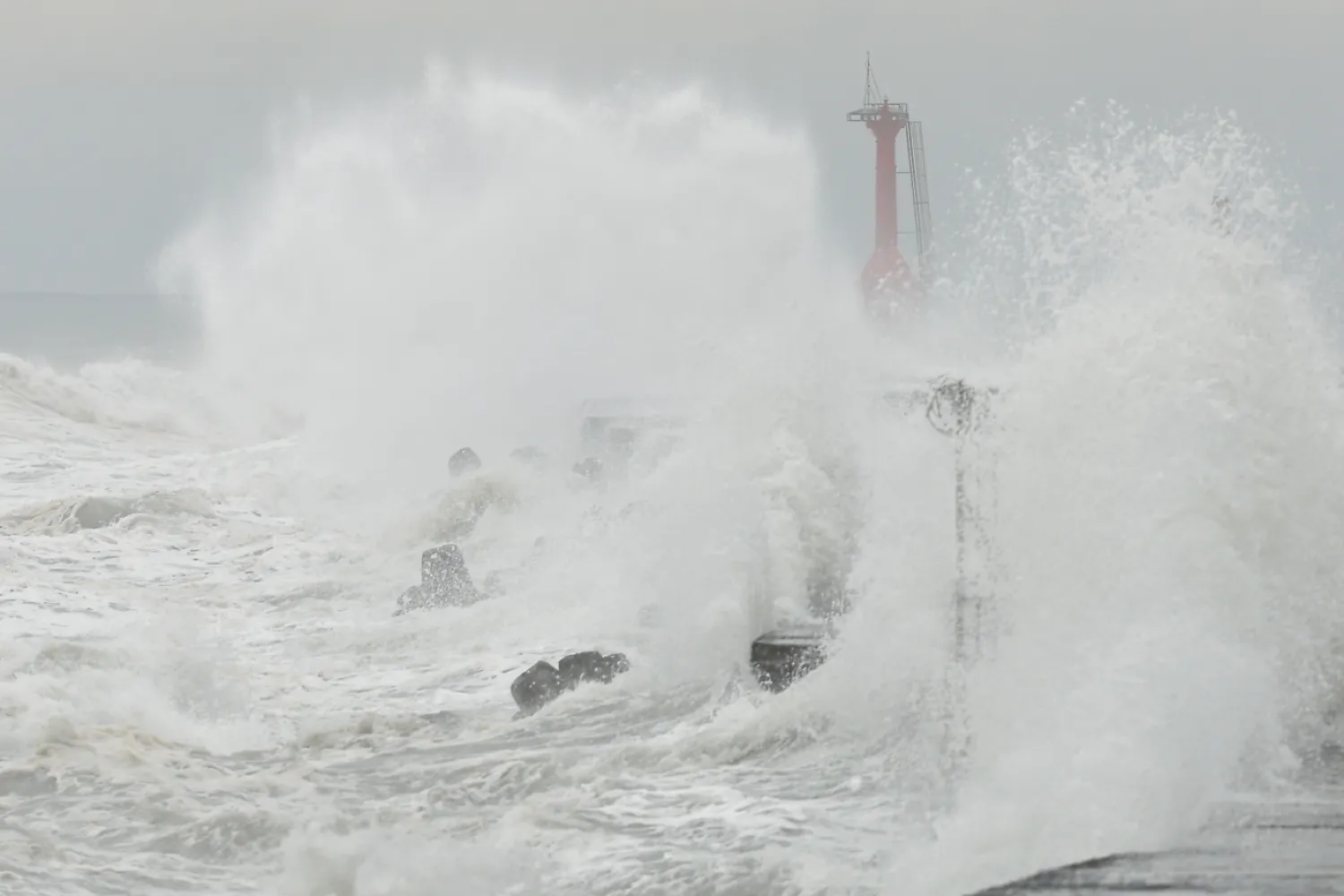 Waves splash as Typhoon Krathon approaches, in Kaohsiung, Taiwan October 1, 2024. REUTERS/Ann Wang