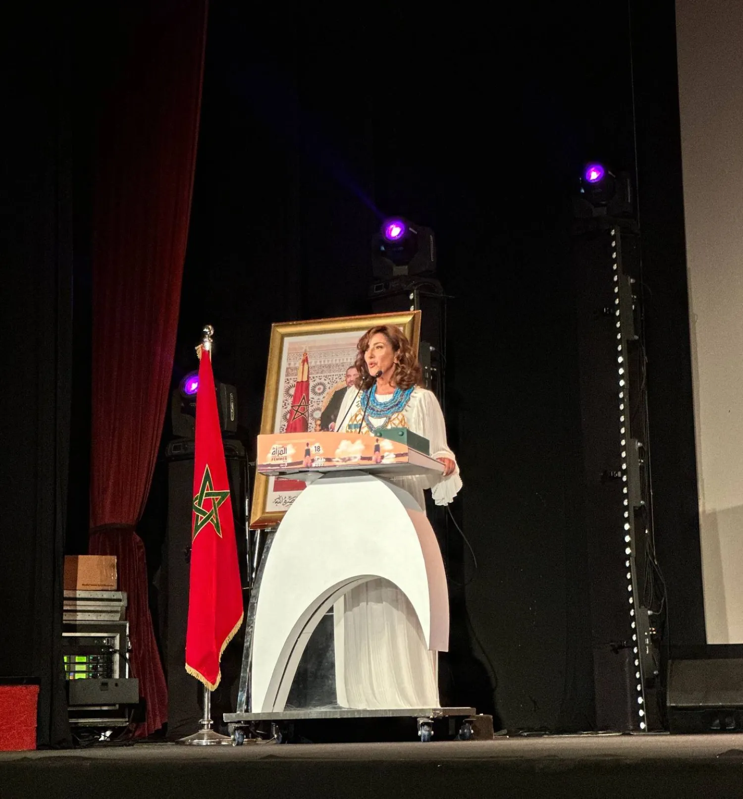 حنان مطاوع تعبر عن سعادتها خلال تكريمها في المهرجان (إدارة مهرجان سلا) 