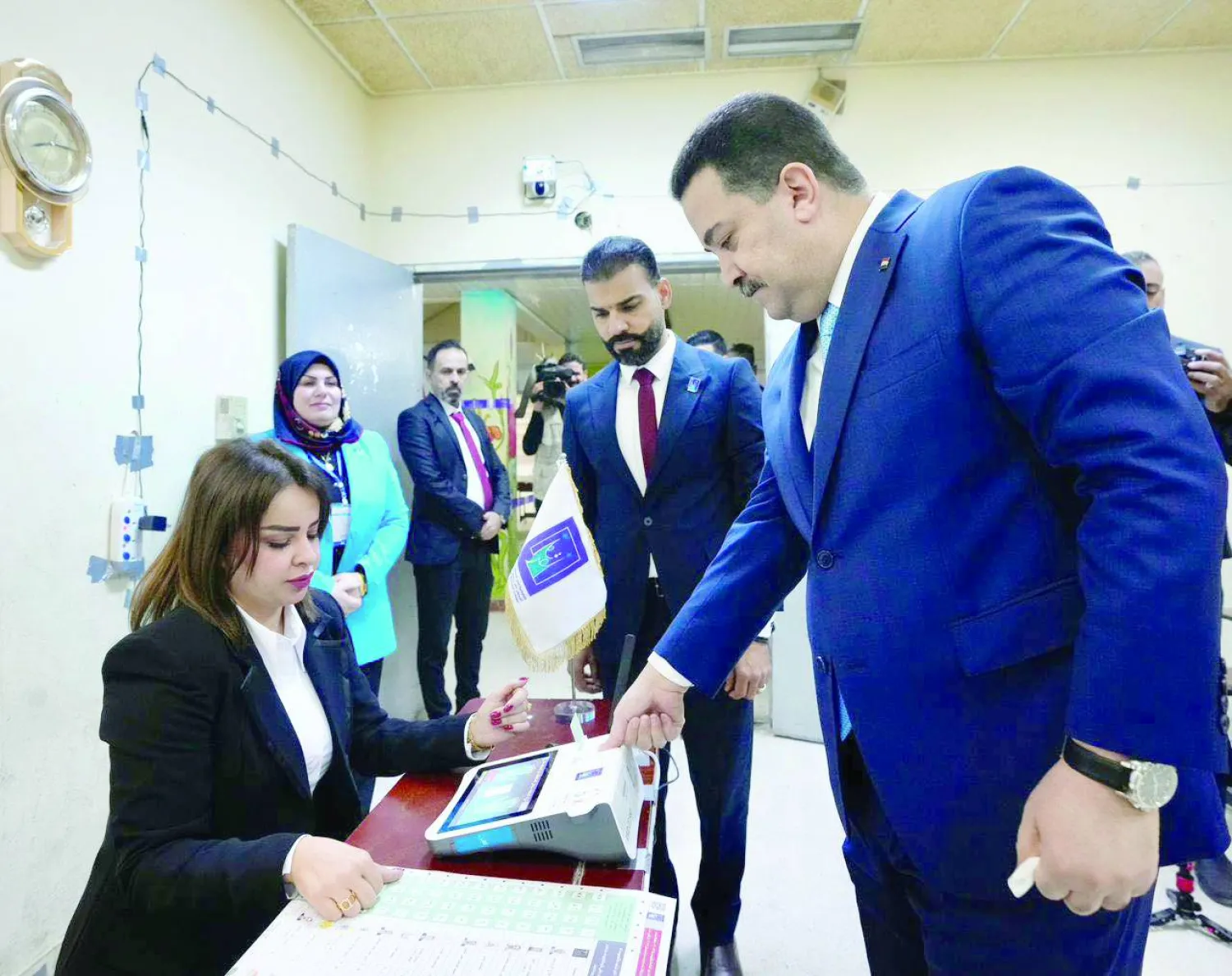 رئيس الحكومة العراقية محمد شياع السوداني لدى إدلائه بصوته في الانتخابات المحلية خلال ديسمبر 2023 (إعلام حكومي)