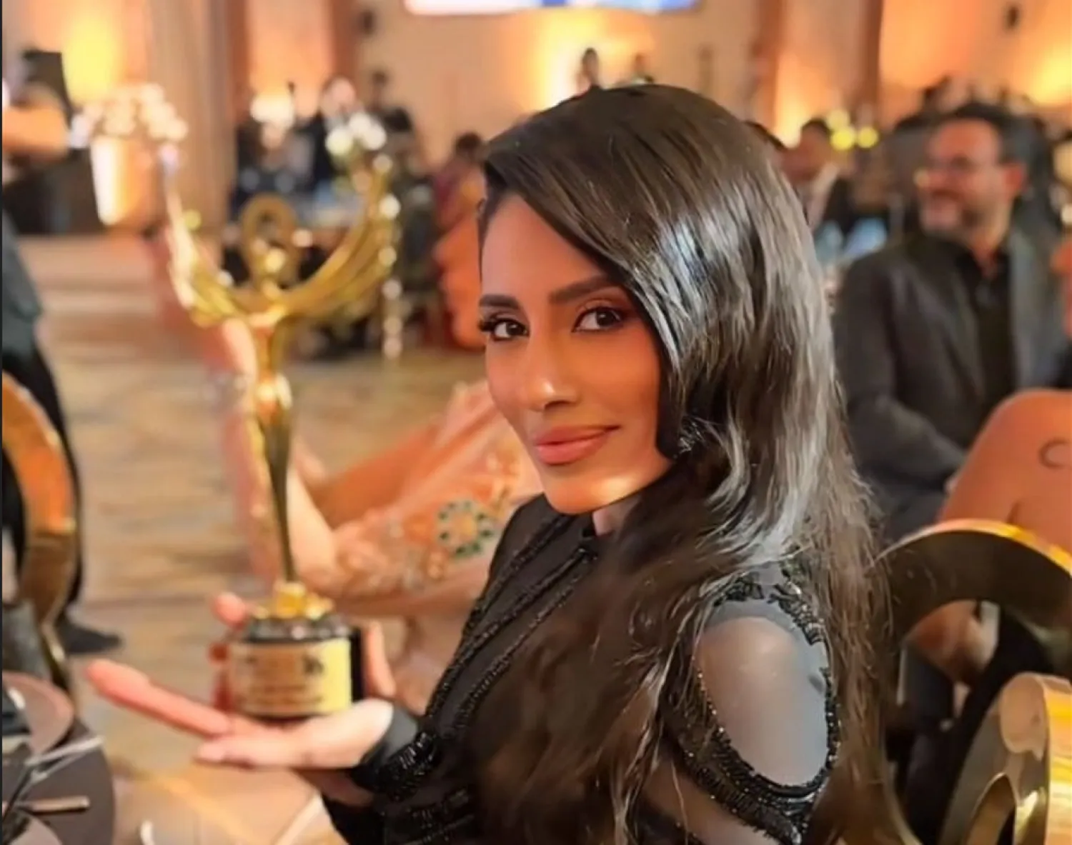 الفنانة إلهام علي تحصد جائزة أفضل ممثلة سعودية (إدارة المهرجان)
