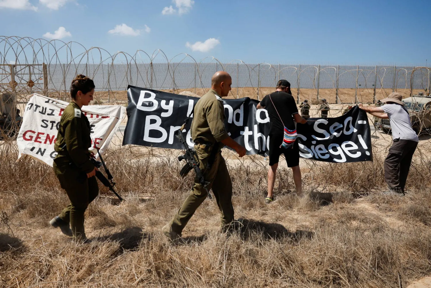 تسيطر إسرائيل على 75 % من قطاع غزة (رويترز)