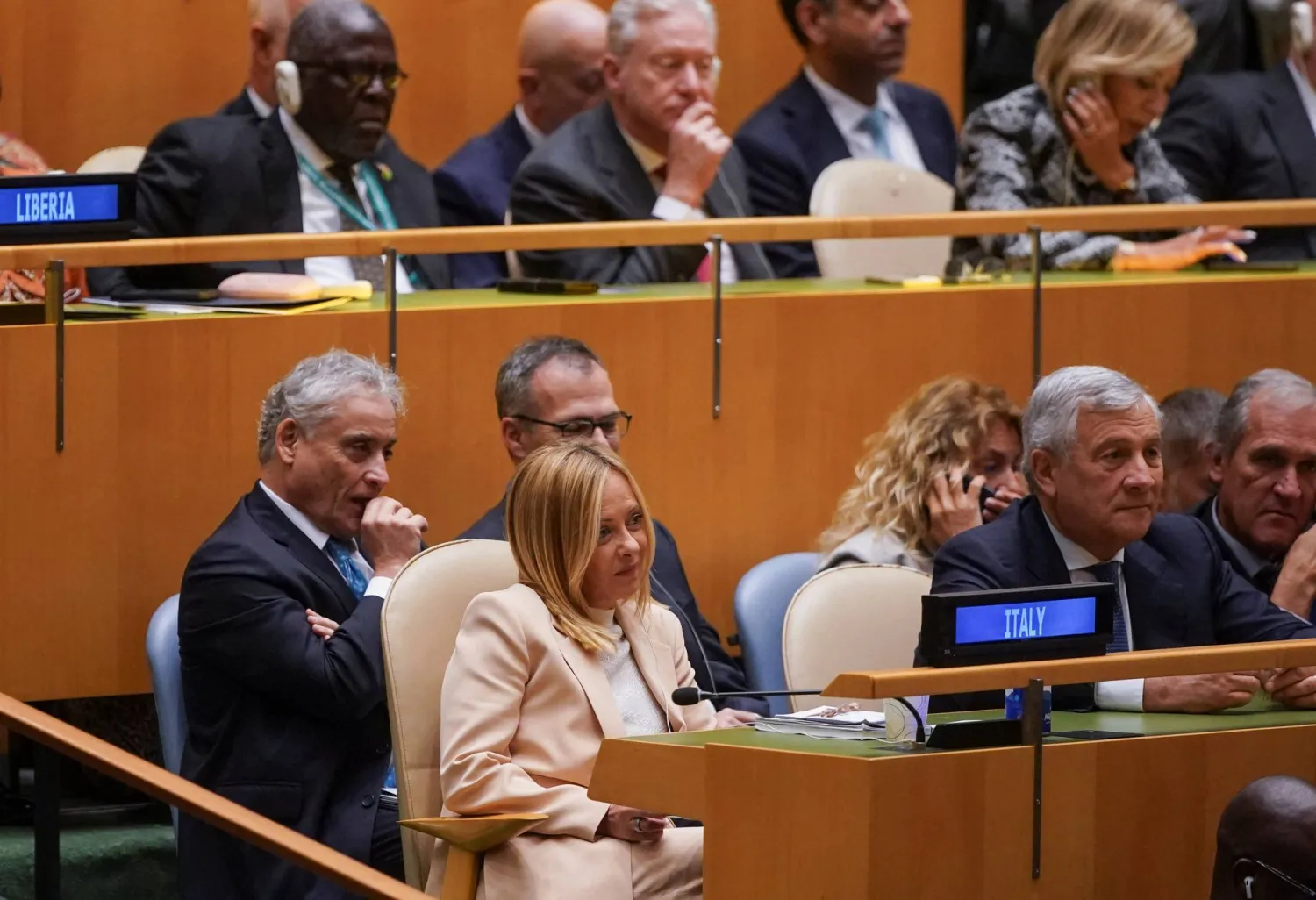 رئيسة الوزراء الإيطالية جورجيا ميلوني تتابع خطاب الرئيس الأميركي دونالد ترمب خلال أعمال الدورة الـ80 للجمعية العامة للأمم المتحدة في مدينة نيويورك، 23 سبتمبر 2025 (رويترز)