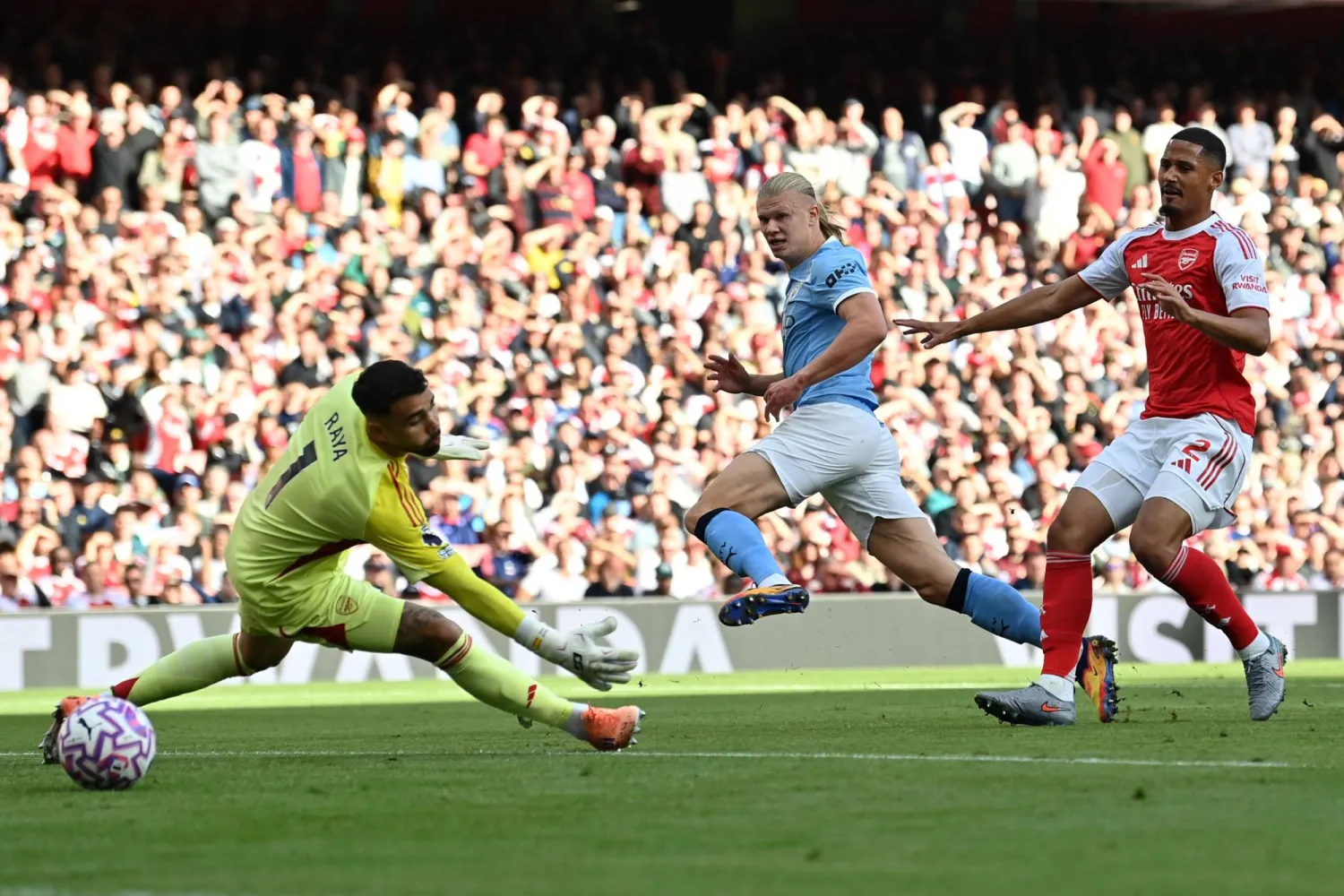 هالاند مهاجم مانشستر سيتي وهدفه الرائع في مرمى آرسنال (أ.ف.ب)