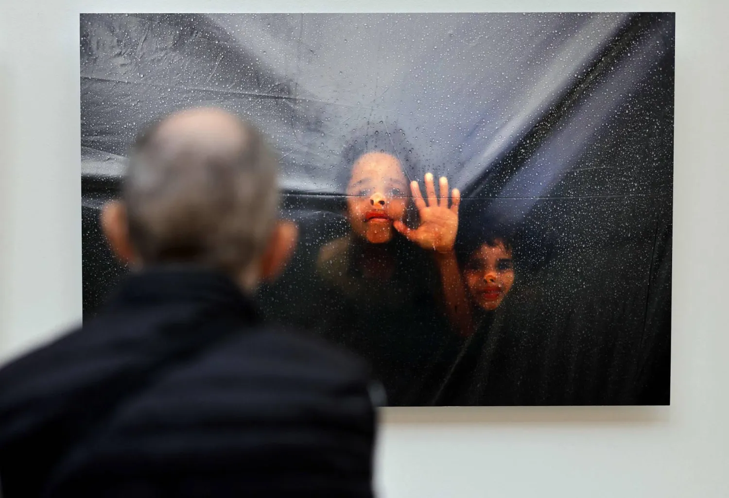 صور من معرض «إيقاظ الضمائر» (أ.ف.ب) 