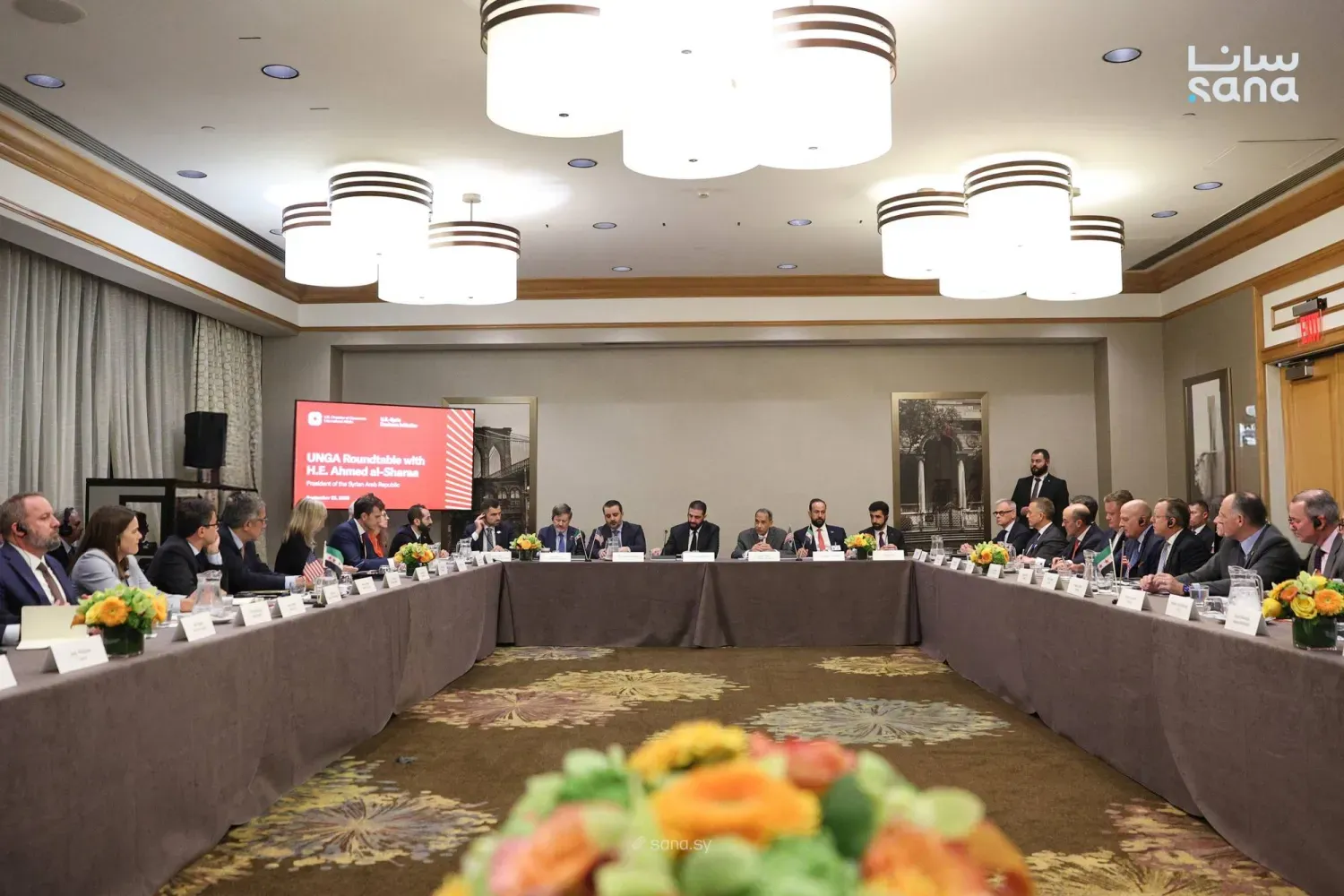 Şara, Amerikan Ticaret Odası tarafından düzenlenen toplantıda bir grup yatırımcı ve büyük uluslararası şirketlerin temsilcileriyle bir araya geldi. (SANA)