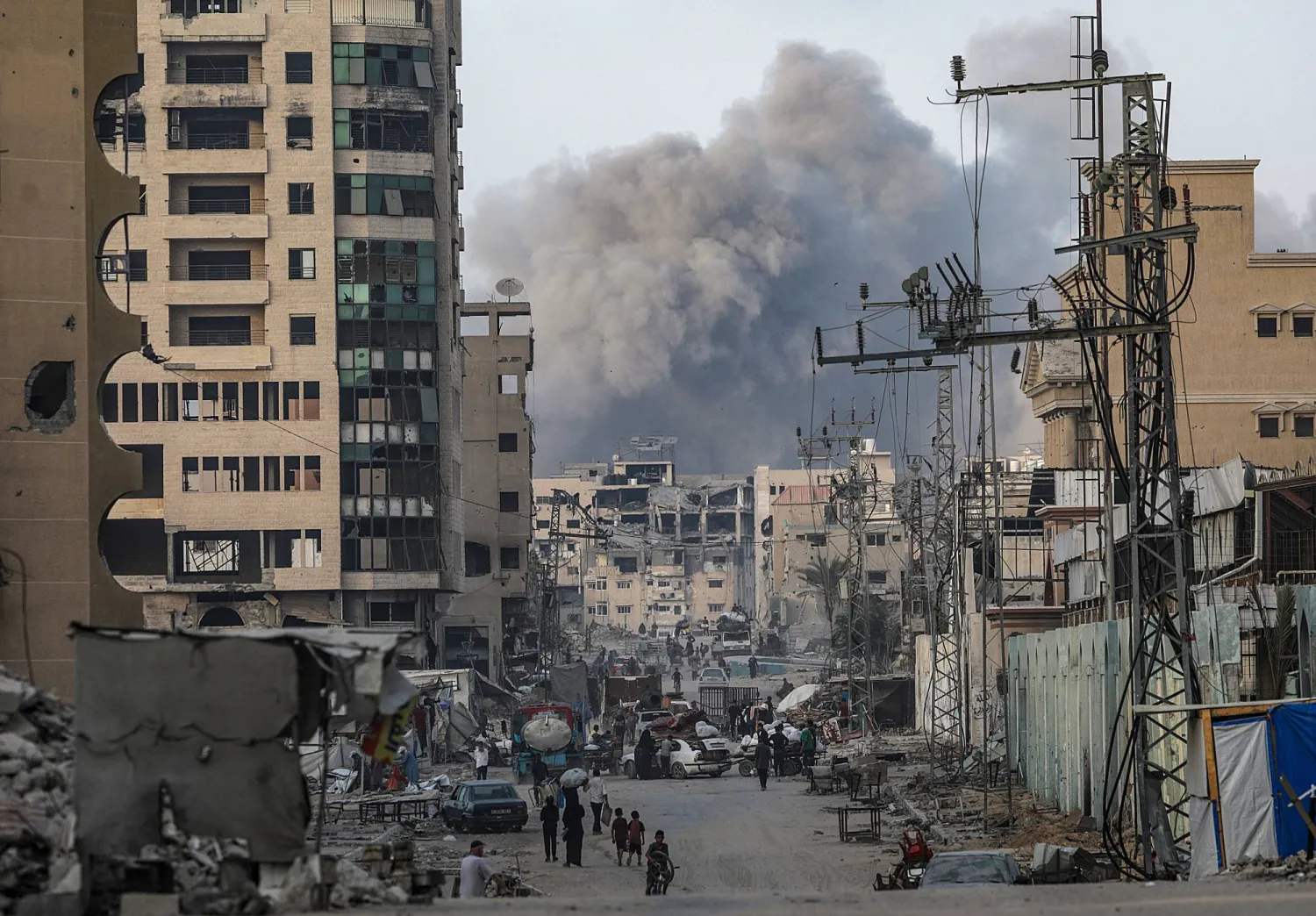 دخان كثيف يتصاعد بينما يفر فلسطينيون من منطقة استهدفتها غارة جوية إسرائيلية في مدينة غزة يوم 22 سبتمبر 2025 (إ.ب.أ) 