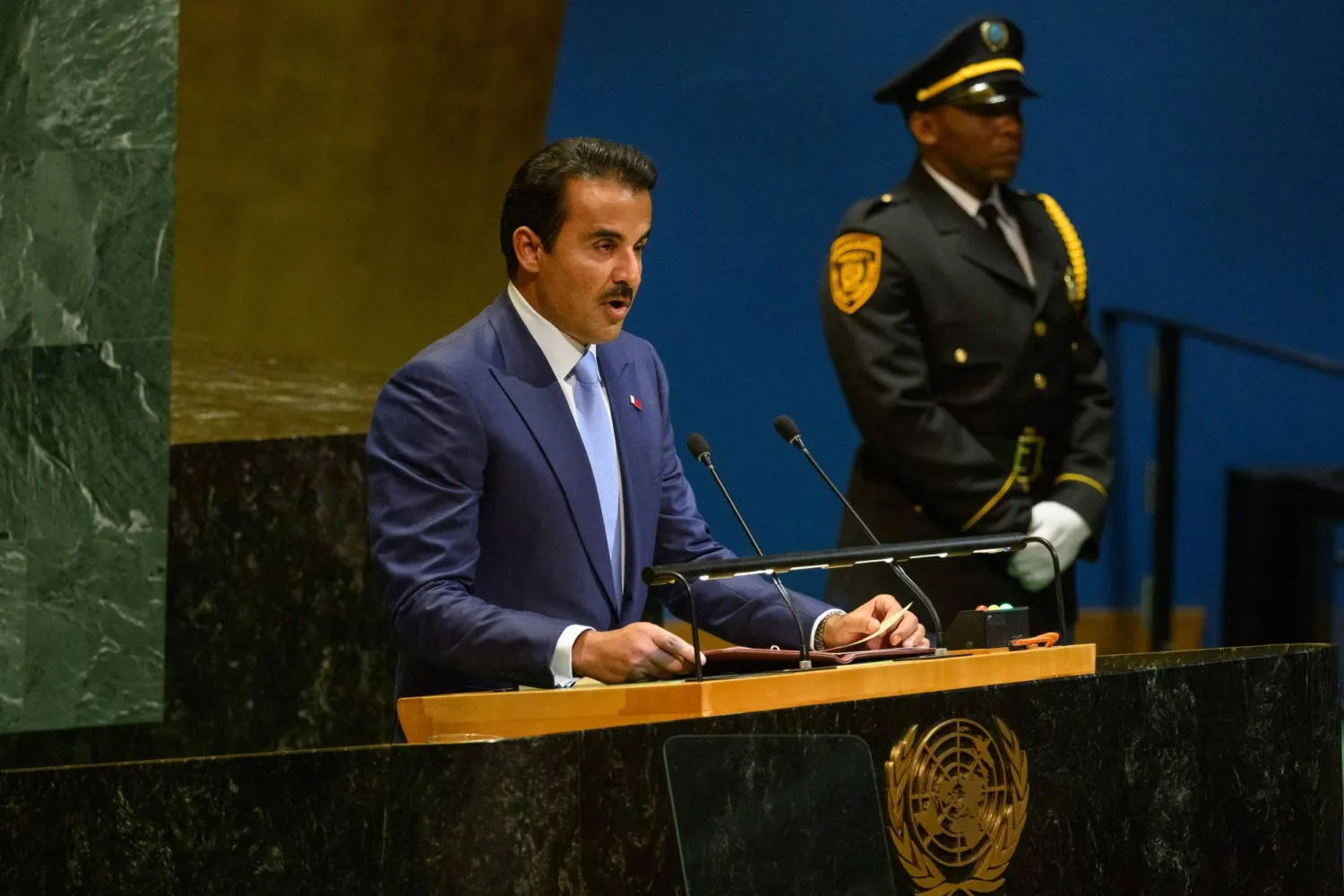 أمير قطر تميم بن حمد آل ثاني يلقي كلمة أمام الدورة الـ80 للجمعية العامة للأمم المتحدة في مدينة نيويورك 23 سبتمبر 2025 (أ.ف.ب)