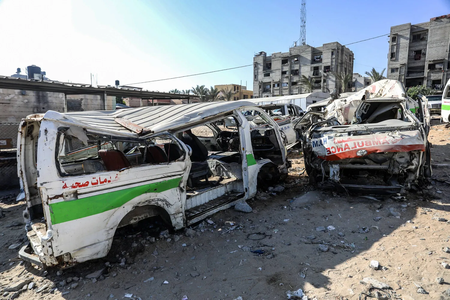 صورة ملتقطة في 14 سبتمبر 2025 في قطاع غزة تظهر سيارات إسعاف ومركبات طبية مدمرة جراء القصف الإسرائيلي (د.ب.أ)