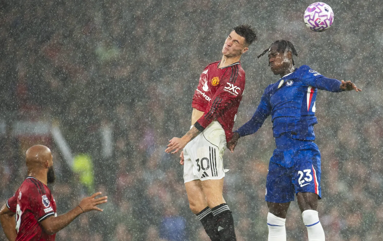 المنافسة في الدوري الإنجليزي تشتعل مبكراً (إ.ب.أ) 