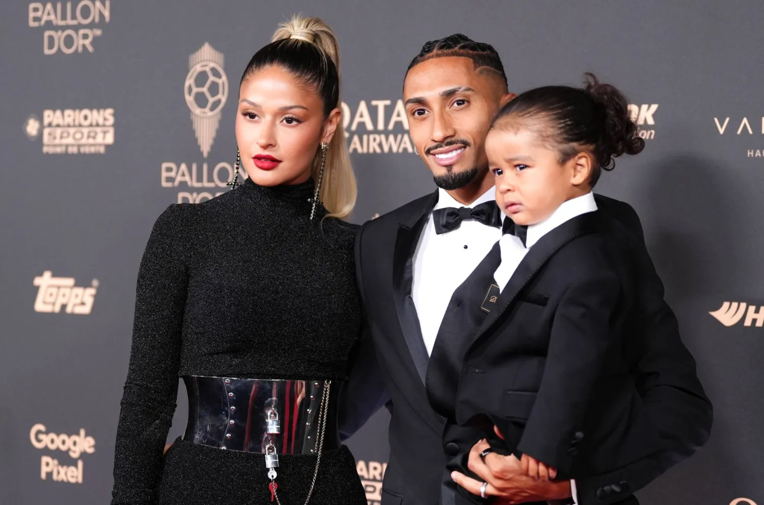 البرازيلي رافينيا وزوجته وابنه في حفل الكرة الذهبية (د.ب.أ)