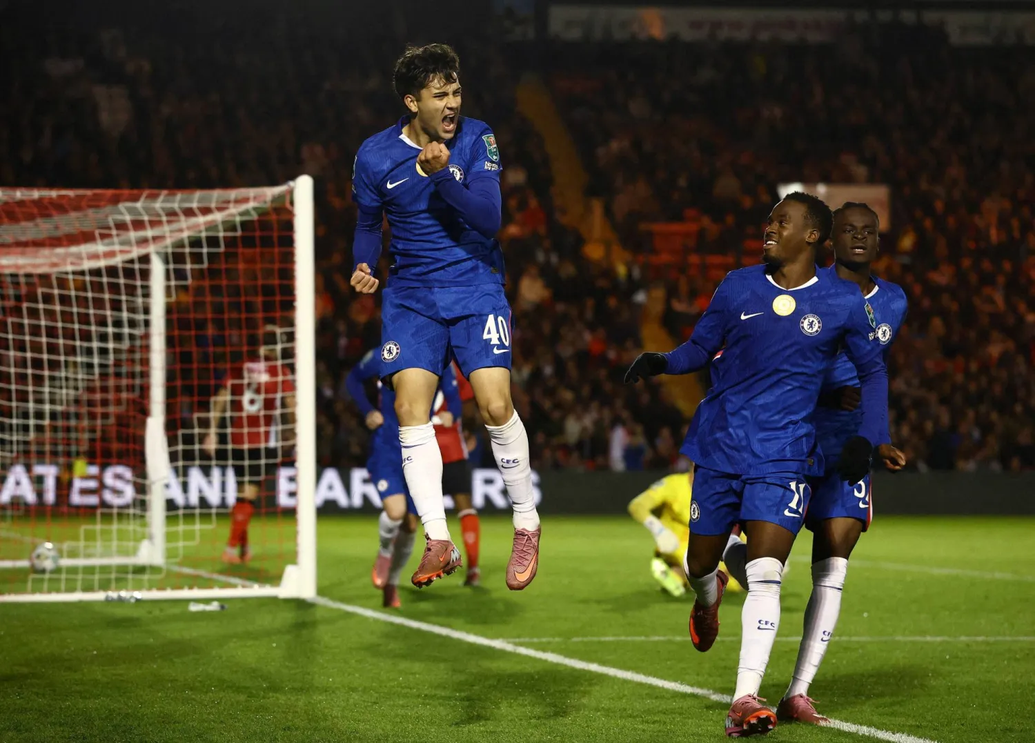 فرحة لاعبي تشيلسي بالفوز على لينكولن سيتي (رويترز)