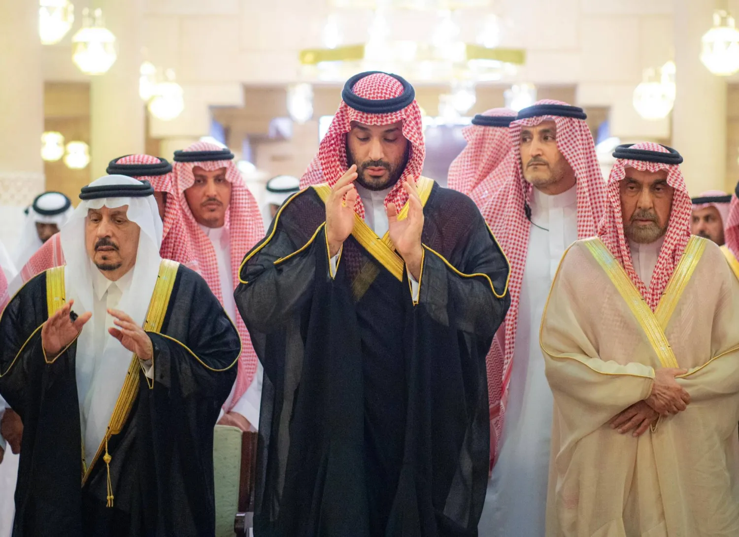 ولي العهد السعودي يؤدي صلاة الميت على مفتي المملكة (واس)