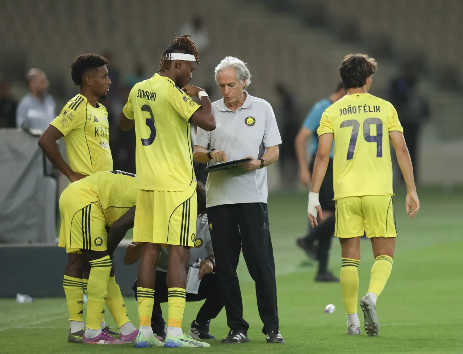 البرتغالي خيسوس في حديث مع لاعبي النصر (تصوير: عدنان مهدلي) 