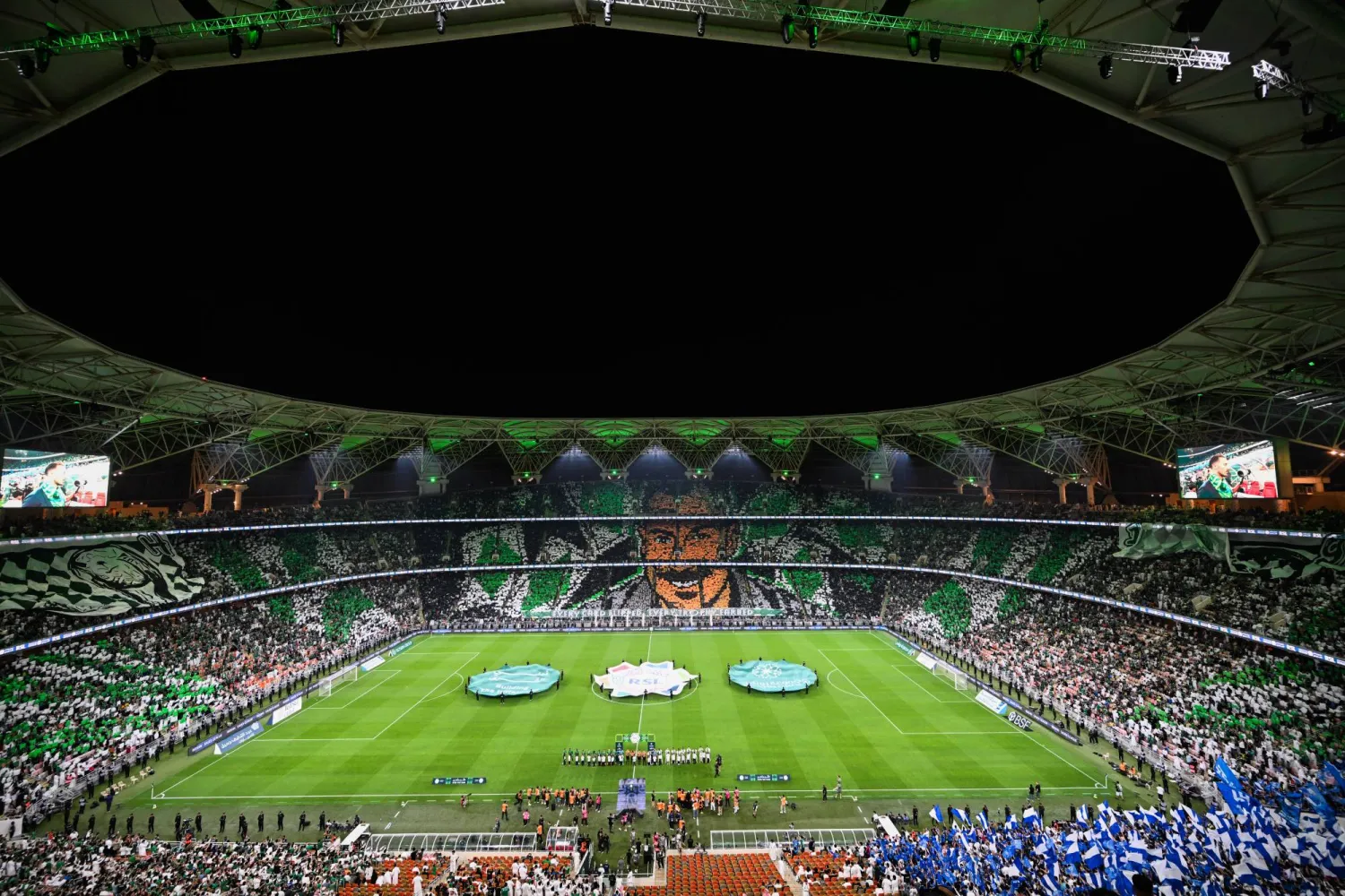 نحو 54 ألف متفرج حضر مباراة الأهلي والهلال الأخيرة في الدوري السعودي (علي خمج)