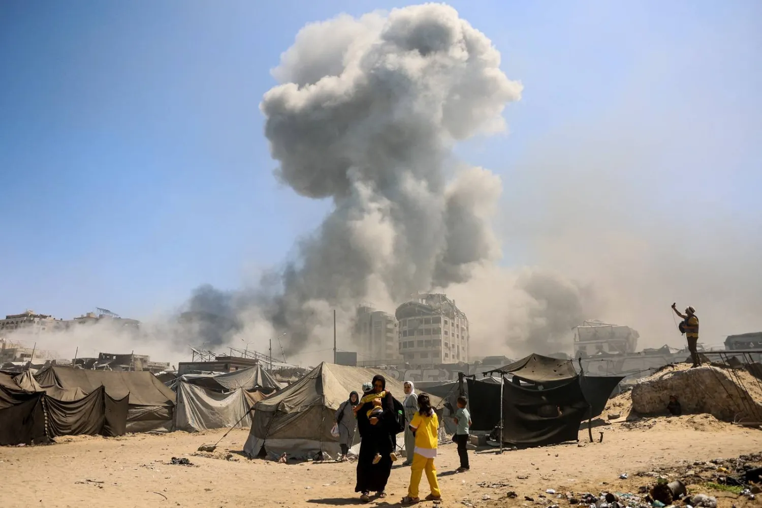 تصاعد الدخان في مدينة غزة بعد غارات إسرائيلية (أ.ف.ب)