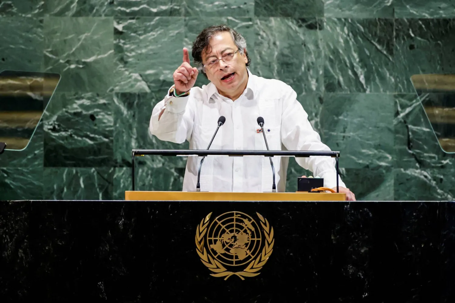 الرئيس الكولومبي غوستافو بيترو خلال كلمته في الجمعية العامة للأمم المتحدة بنيويورك أمس (رويترز)