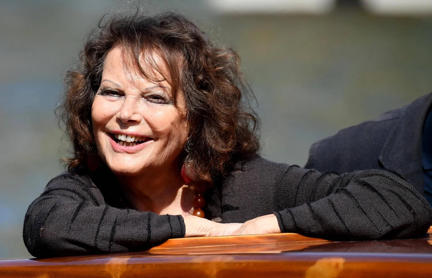 الممثلة الإيطالية كلوديا كاردينالي في شاطئ ليدو لحضور الدورة الرابعة والسبعين من مهرجان البندقية السينمائي الدولي بالبندقية (إ.ب.أ)