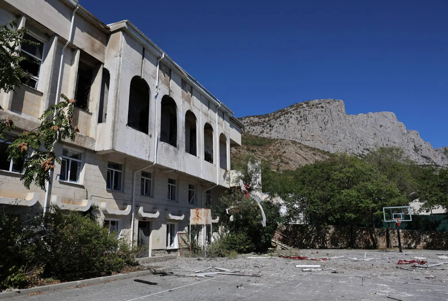 مبنى مدرسة متضرر في شبه جزيرة القرم بعد هجوم مسيّرة أوكرانية (رويترز)