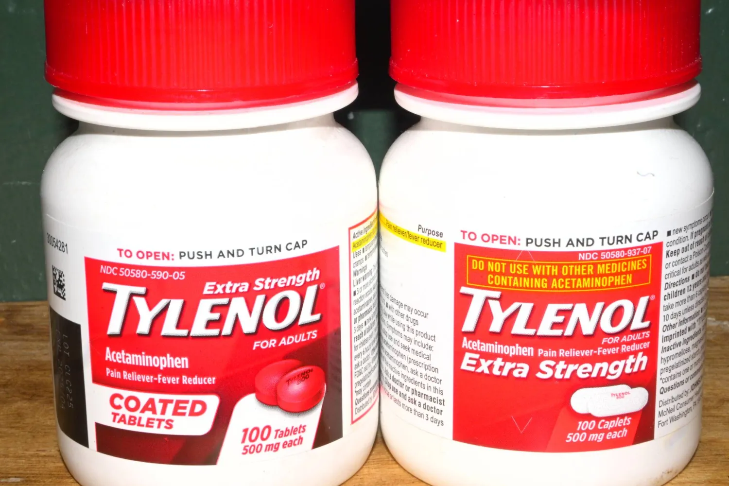 جرعات من دواء تايلينول الاسم التجاري لـ«باراسيتامول» (إ.ب.أ)