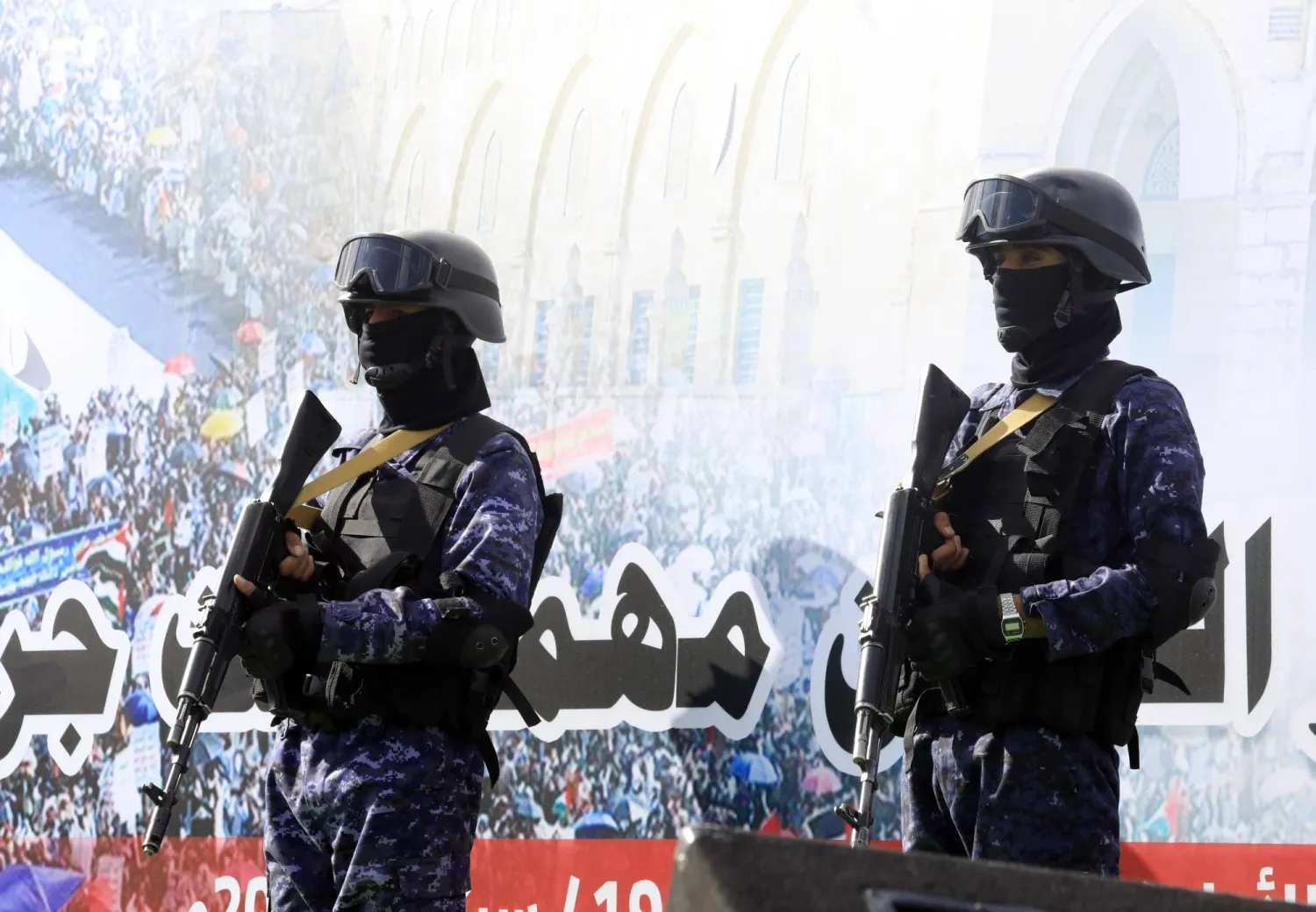 عنصران من الأمن الحوثي خلال حشد للجماعة في العاصمة اليمنية المختطفة صنعاء (إ.ب.أ)