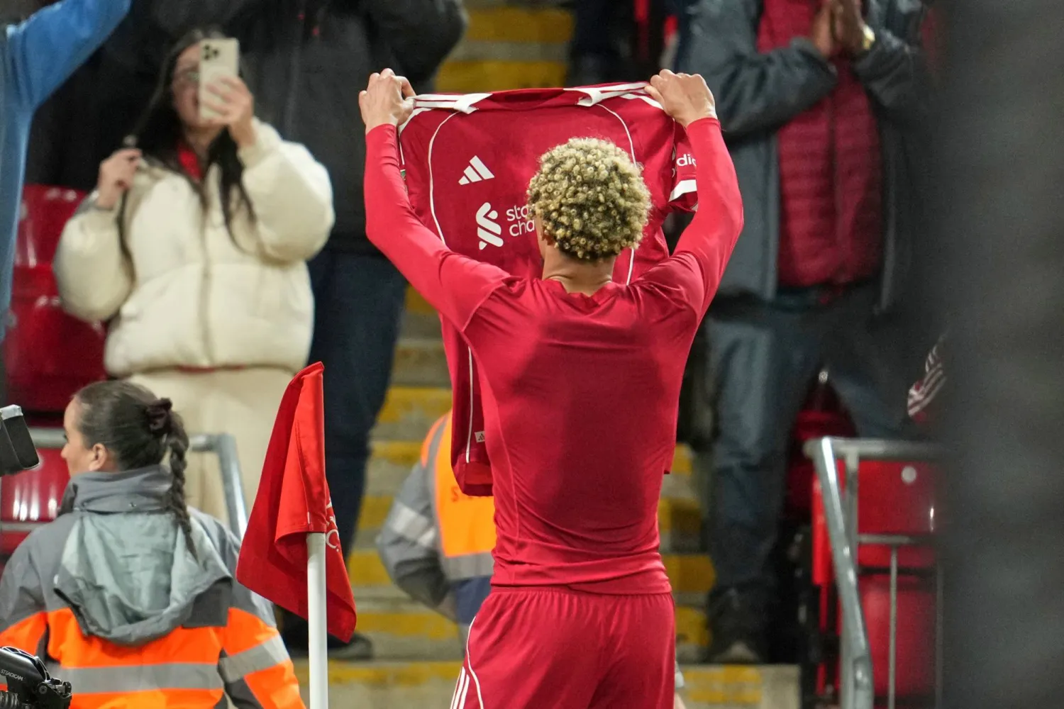 إيكيتيكي لوَّح بقميصه فتعرَّض للطرد (أ.ب)