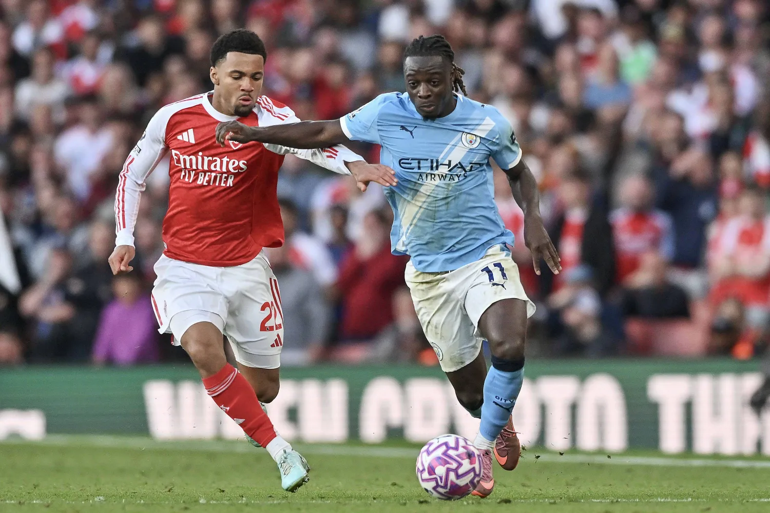 لاعبو آرسنال تبنوا نهج التصدي بشكل مكثف للتسديدات من خارج منطقة الجزاء (د.ب.أ)