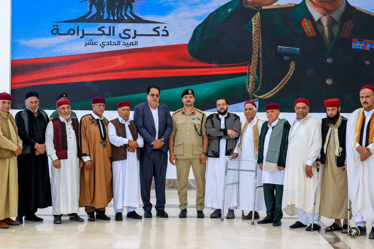 رئيس أركان الجيش الوطني الليبي خالد حفتر خلال لقاء مع أعيان قبيلة «العواقير» (إعلام القيادة العامة)