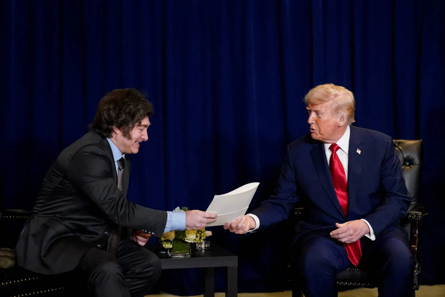 الرئيس الأميركي يسلم نظيره الأرجنتيني خافيير ميلي وثيقة تتضمن منشوراً من موقع «تروث سوشيال» يؤيد فيه إعادة انتخاب ميلي رئيساً (رويترز)