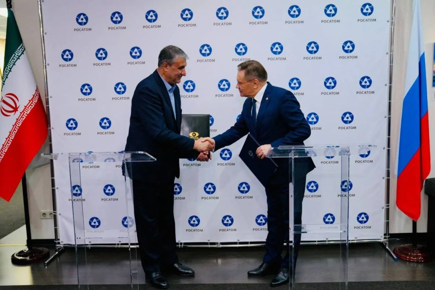 رئيس «روساتوم» أليكسي ليخاتشوف ورئيس «منظمة الطاقة الذرية» الإيرانية محمد إسلامي یتبادلان مذكرات تفاهم لبناء محطات طاقة في إيران (الذرية الإيرانية)