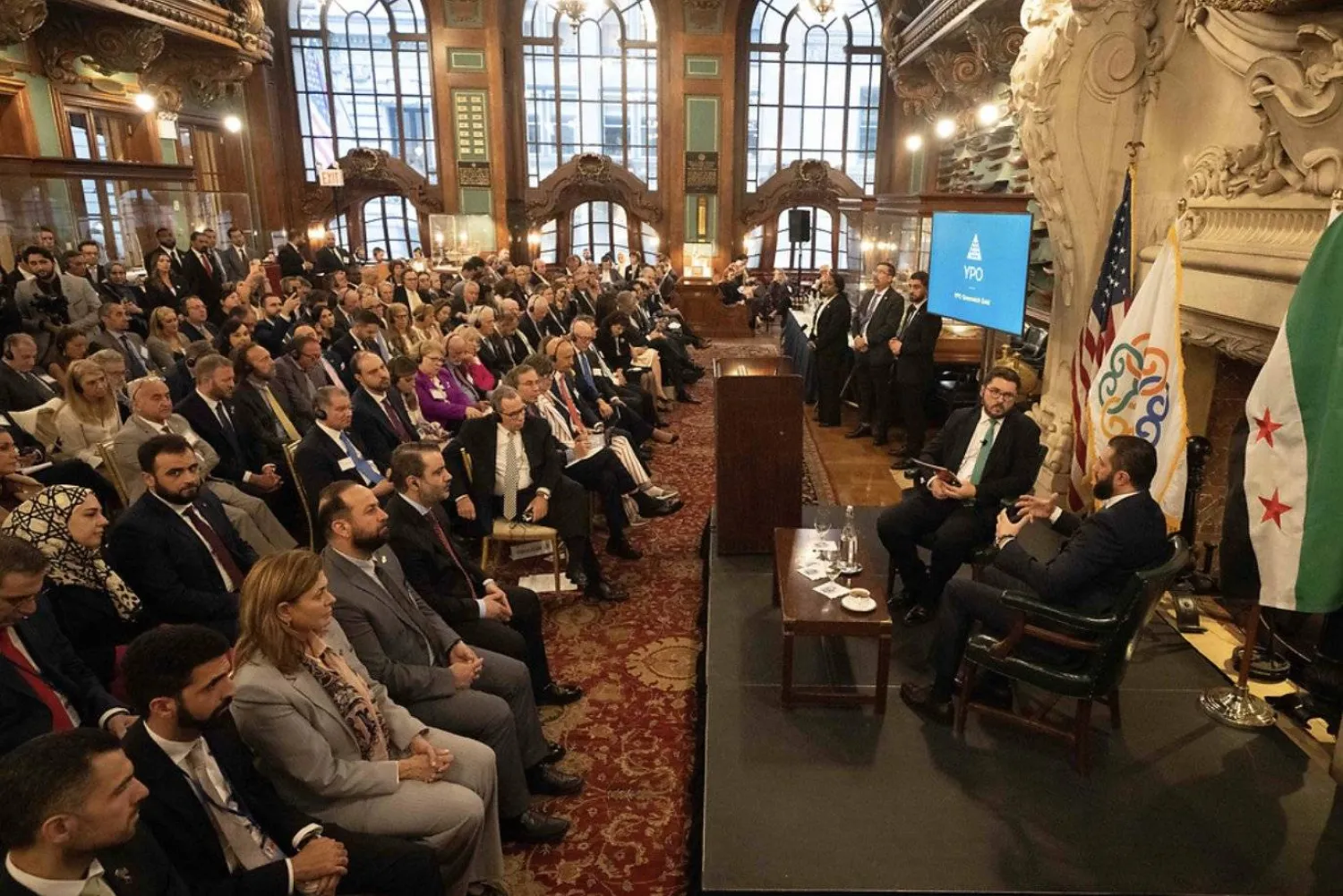 تشارلز ليستر مدير قسم سوريا في معهد «ميدل إيست» يدير الحوار مع الرئيس الشرع في نيويورك الثلاثاء (سانا)