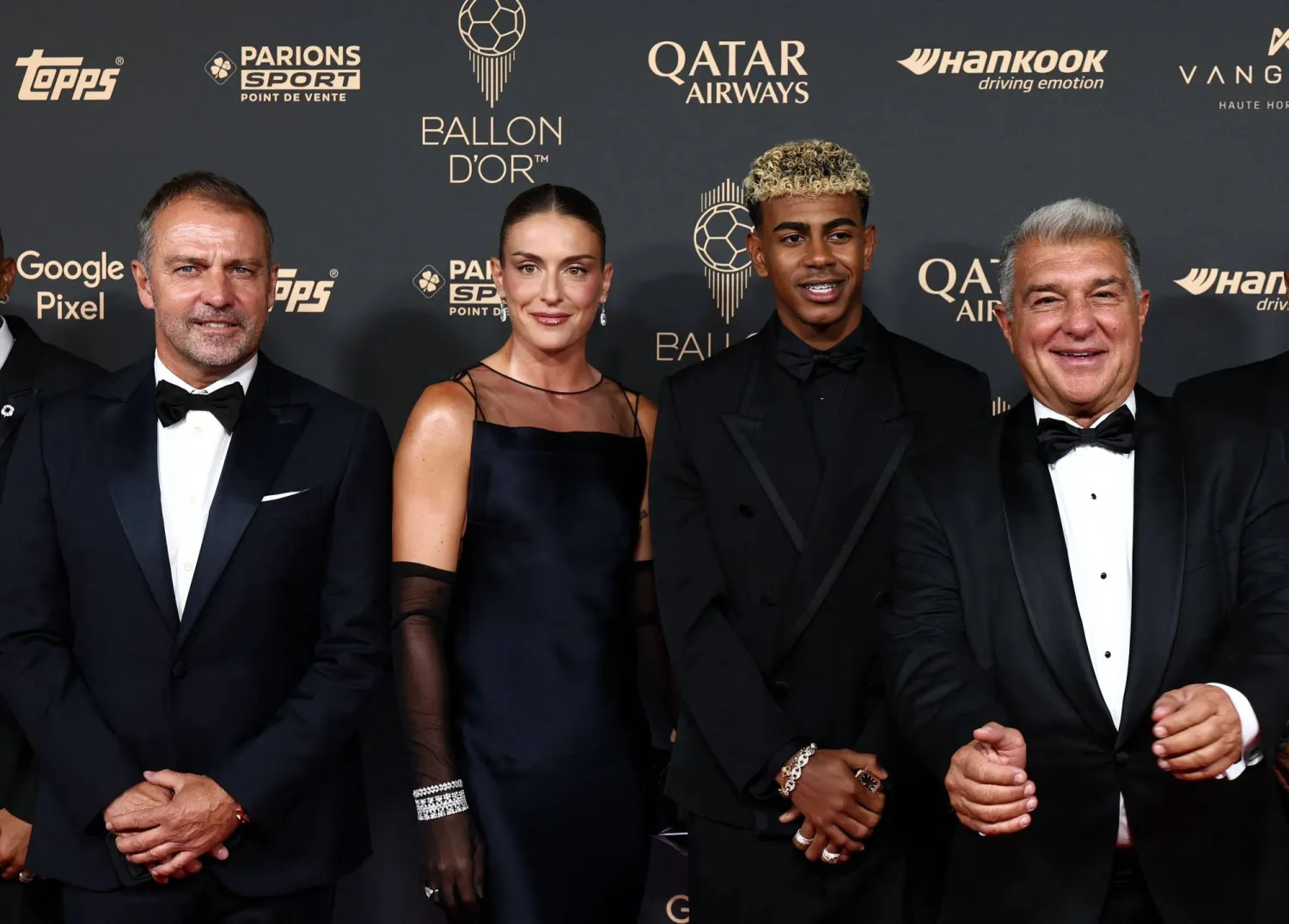 لابورتا ويامال وفليك والنجمة بوتياس خلال حفل البالون دور (أ.ف.ب)