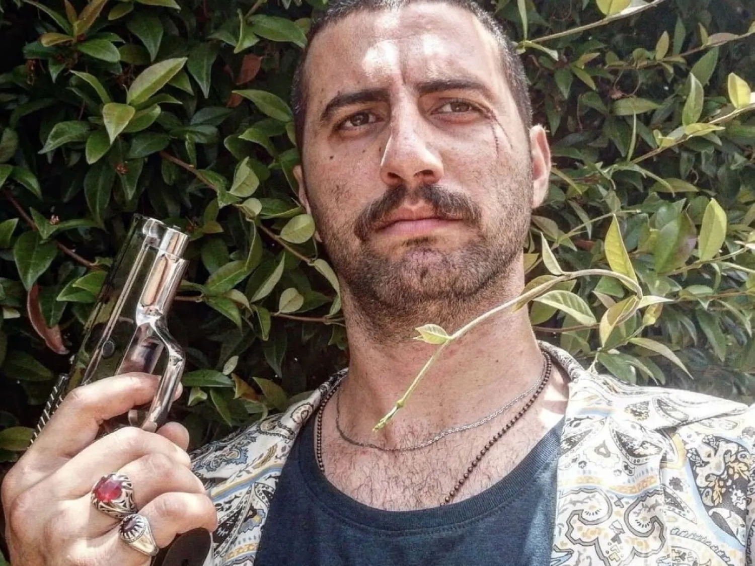 جوزيف زيتوني في مشهد من أحد أفلامه السينمائية («إنستغرام» الفنان)


