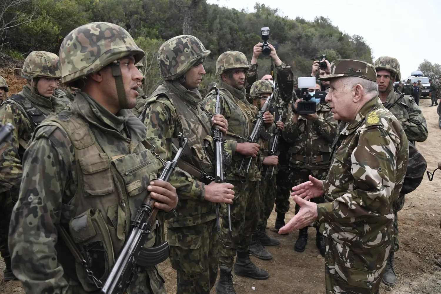 قائد الجيش مع عسكريين أثناء عملية عسكرية (أرشيفية - وزارة الدفاع الجزائرية)