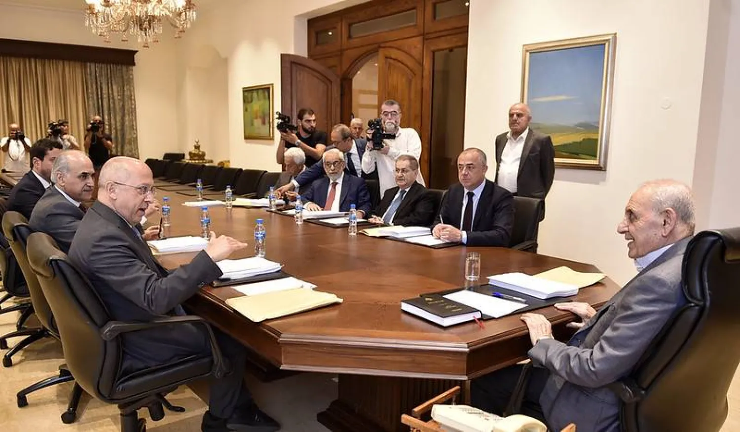 رئيس مجلس النواب اللبناني نبيه بري مترئساً اجتماع هيئة مكتب مجلس النواب (رئاسة البرلمان)