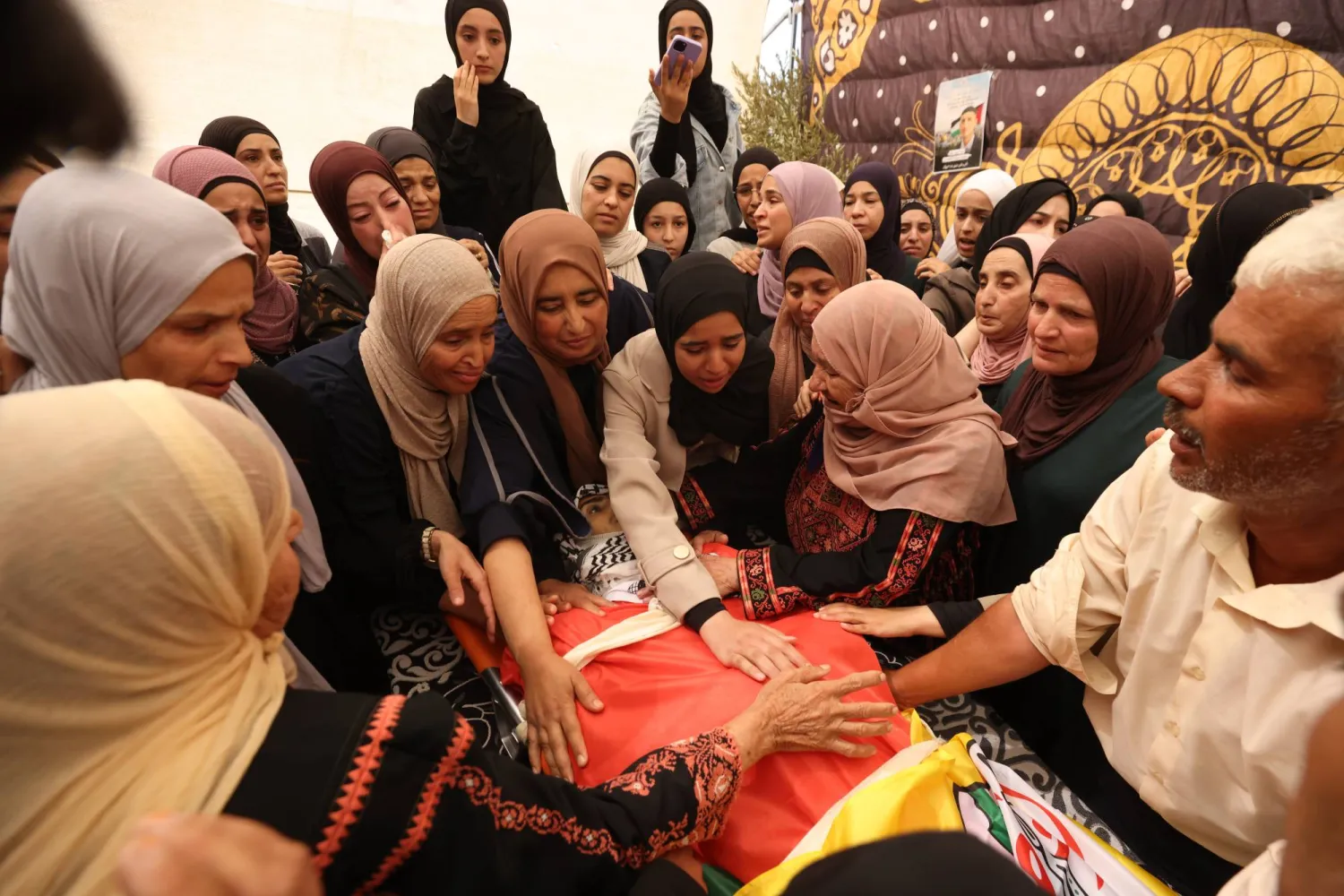 تشييع جثمان الشاب سعيد النعسان في قرية المغير بالضفة الغربية (إ.ب.أ)