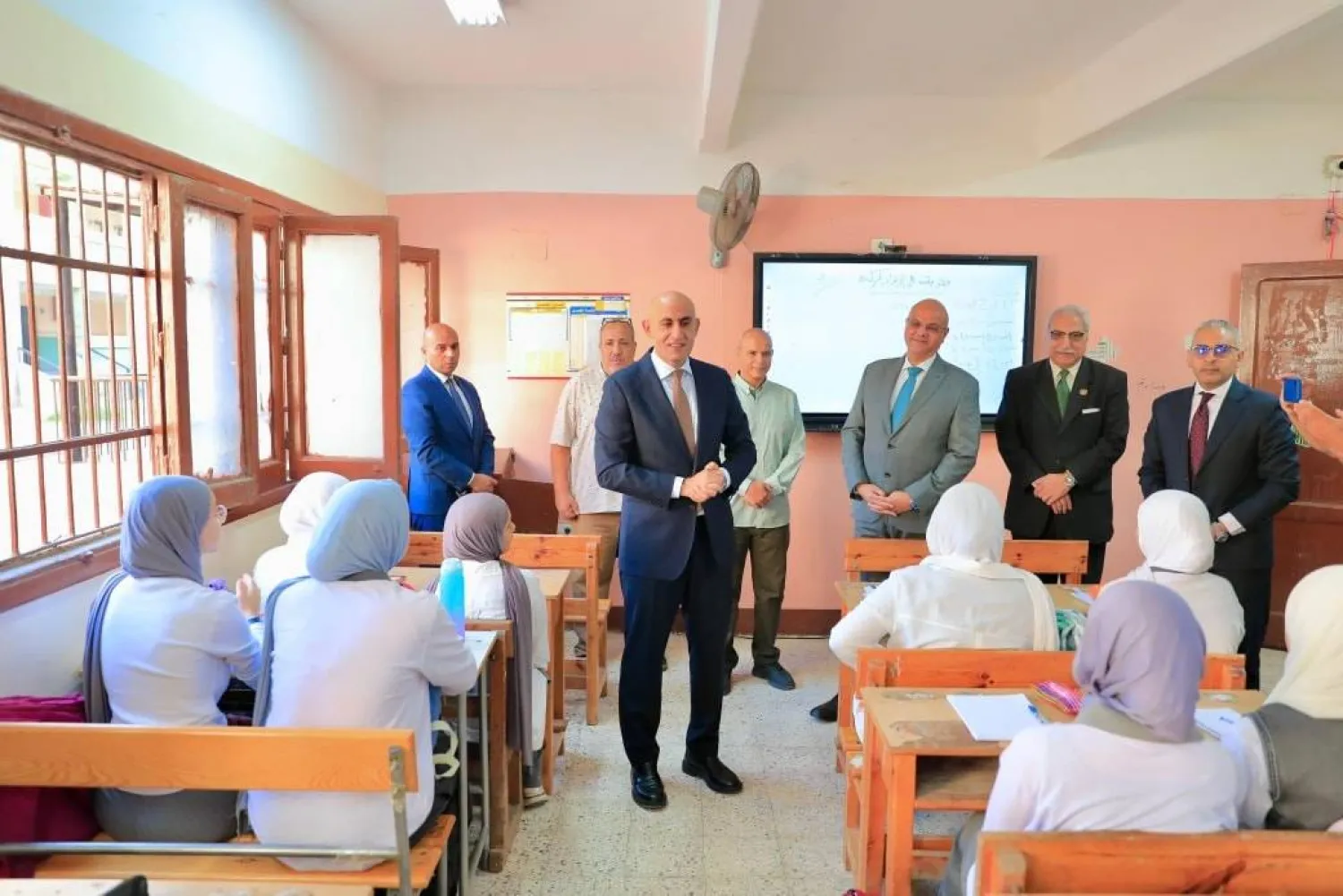 وزير التربية والتعليم المصري داخل أحد الفصول الدراسية (وزارة التربية والتعليم)