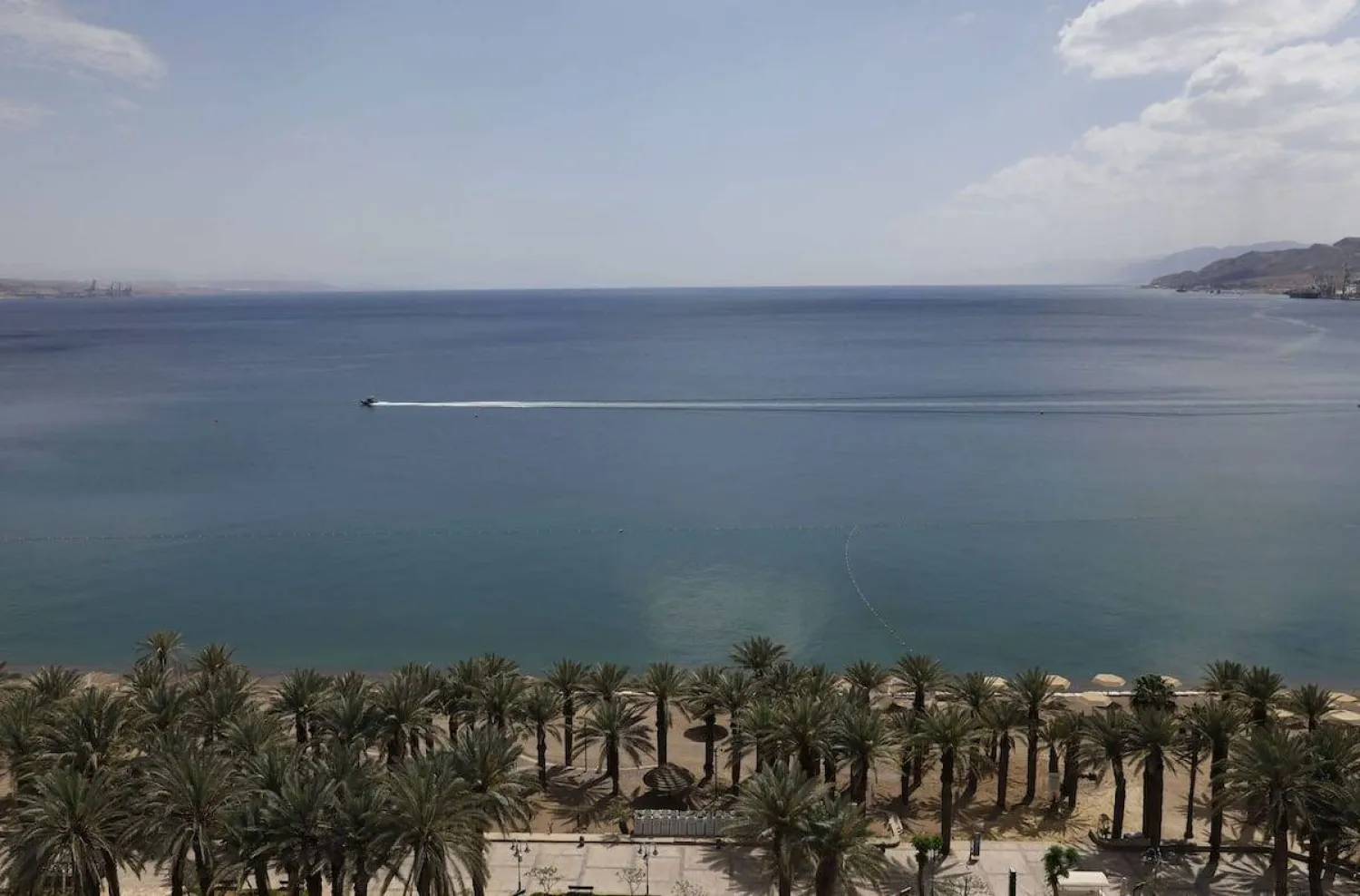 A picture shows the empty Red Sea shore in the southern Israeli resort city of Eilat on 17 April 2020. (Getty Images/AFP) 
