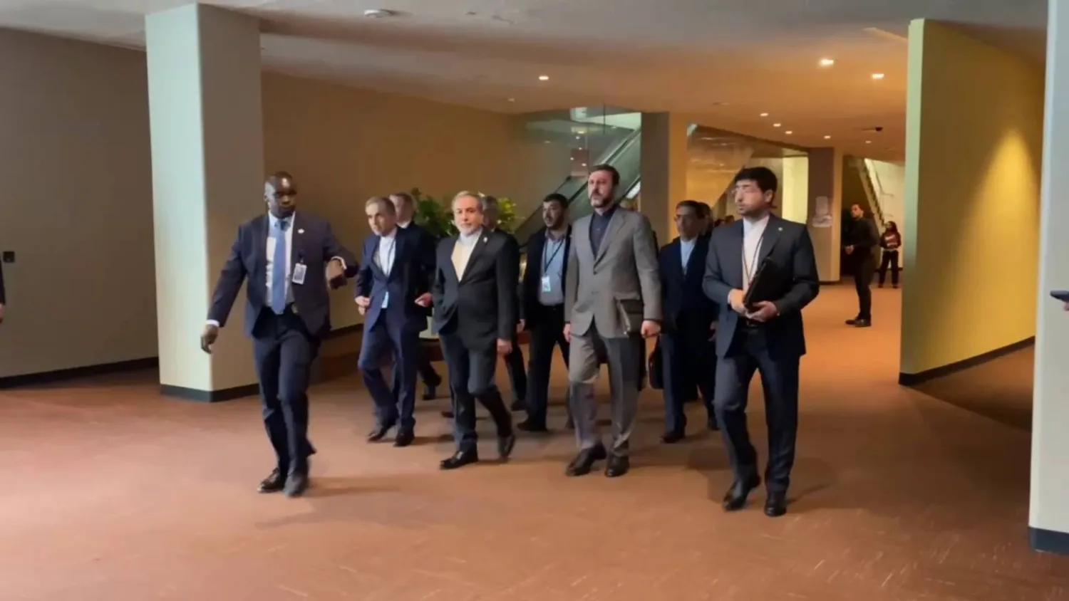 وزير الخارجية عباس عراقجي يتوسط وفد بلاده على هامش أعمال الجمعية العامة في نيويورك (الخارجية الإيرانية)