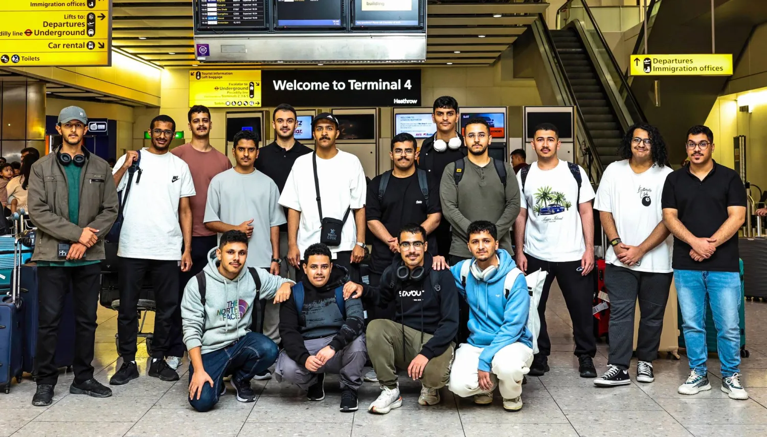 الطلبة السعوديون لدى وصولهم إلى بريطانيا للالتحاق بالمعسكر (سدايا)