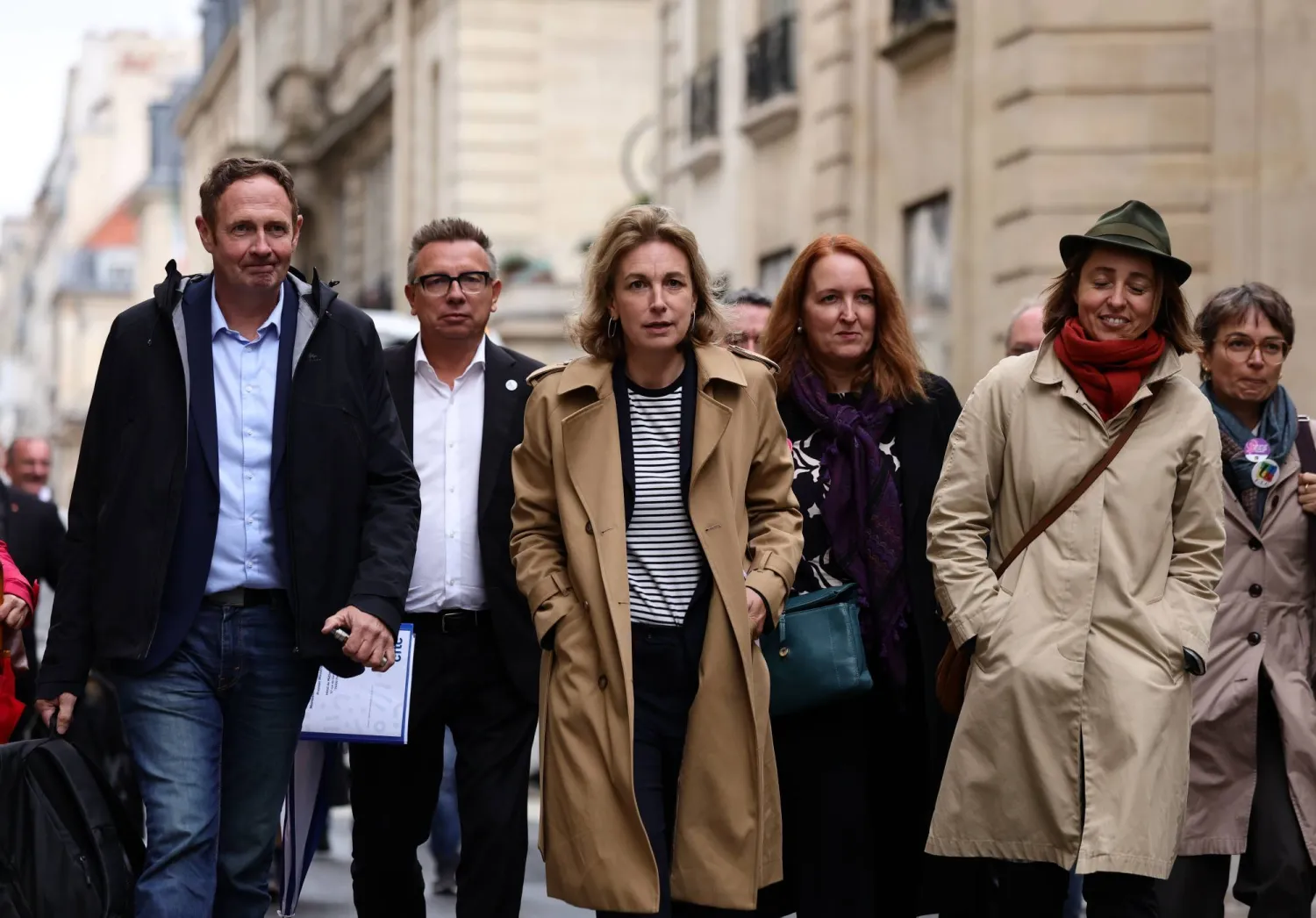 ممثلو تحالف النقابات يغادرون قصر ماتينيون في باريس بعد اجتماع مع رئيس الوزراء الفرنسي - 24 سبتمبر 2025 (إ.ب.أ)