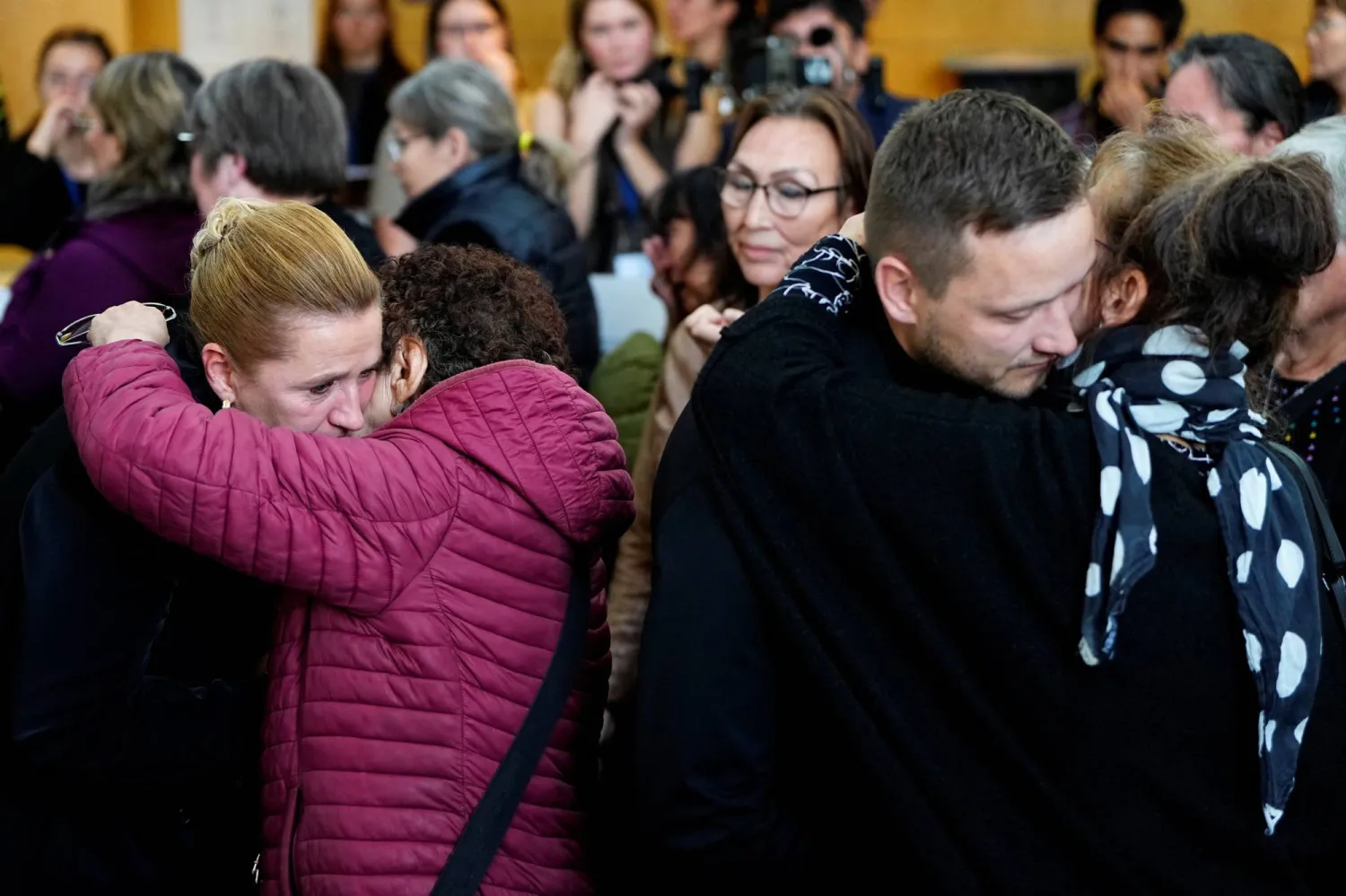 رئيس وزراء غرينلاند ورئيسة الوزراء الدنماركية يحييان ويعتذران للنساء المتضررات بعد اجتماع في البيت الثقافي كاتواك (أ.ب)