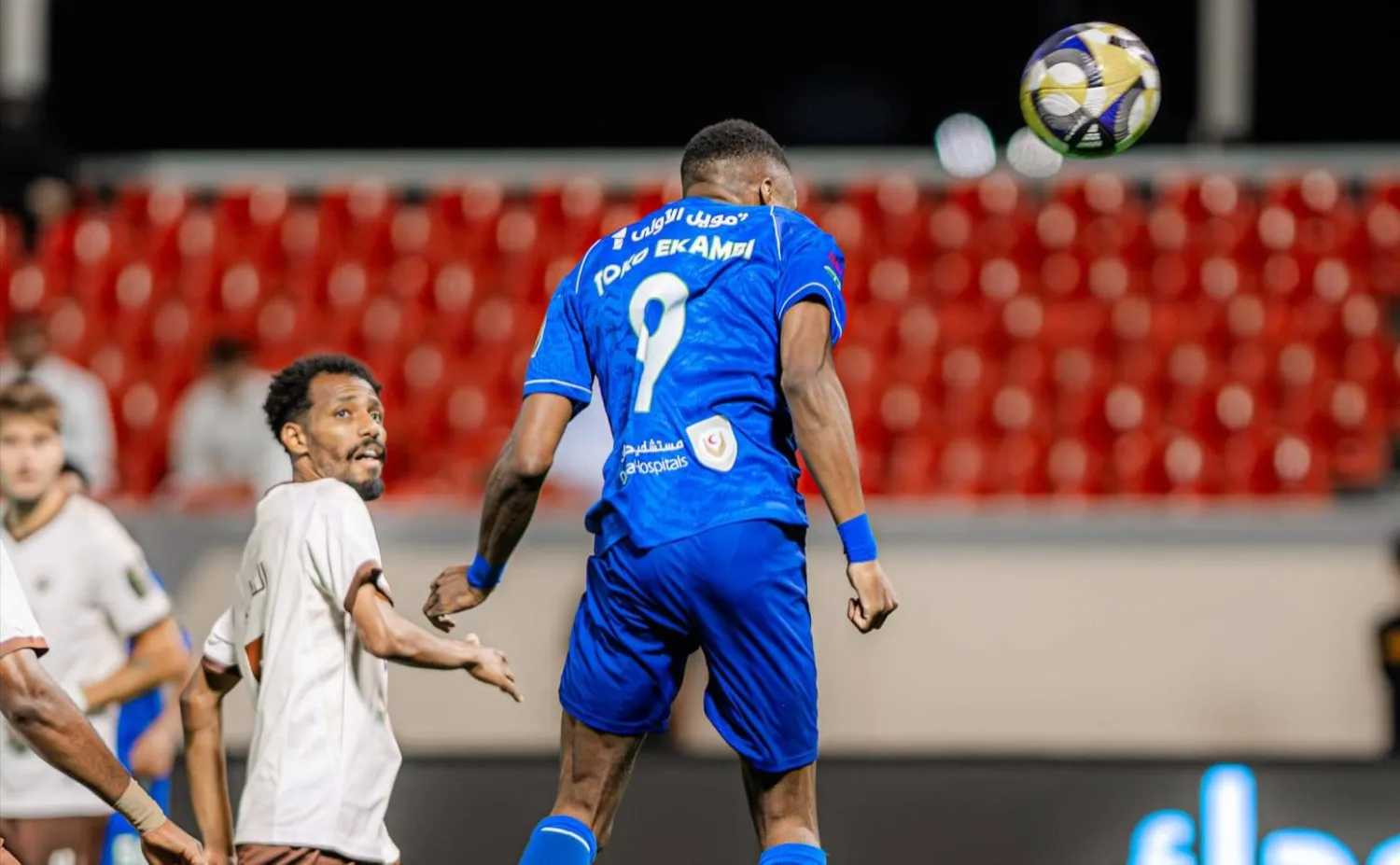 إيكامبي لدى تسجيل هدفه في مرمى الجبلين (الشرق الأوسط)