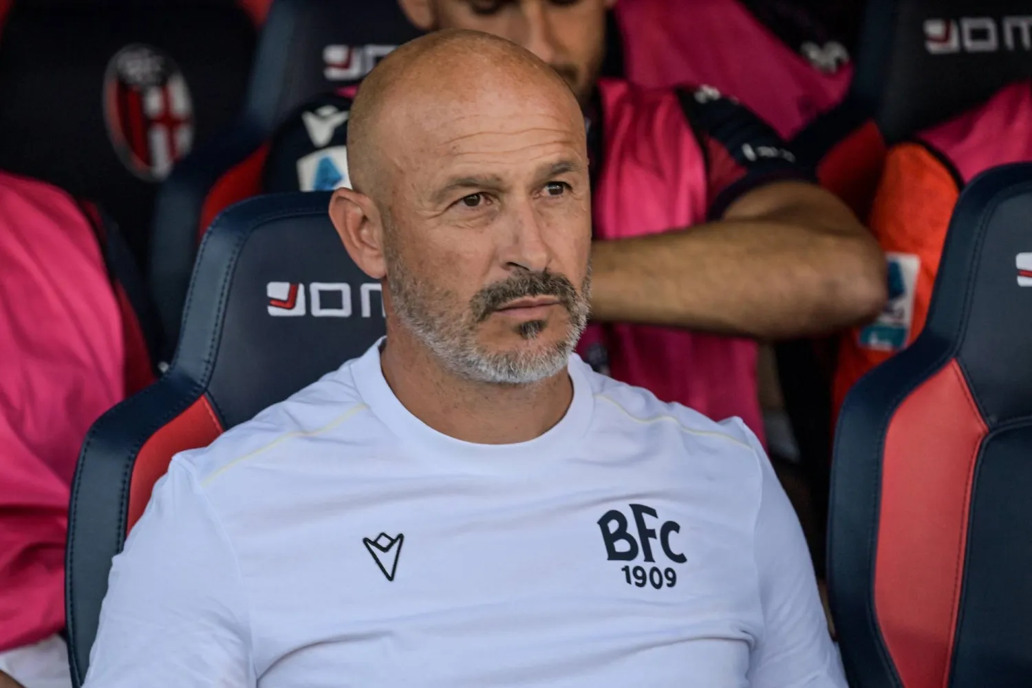 فينتشينزو إيطاليانو المدير الفني لبولونيا الإيطالي (إ.ب.أ)