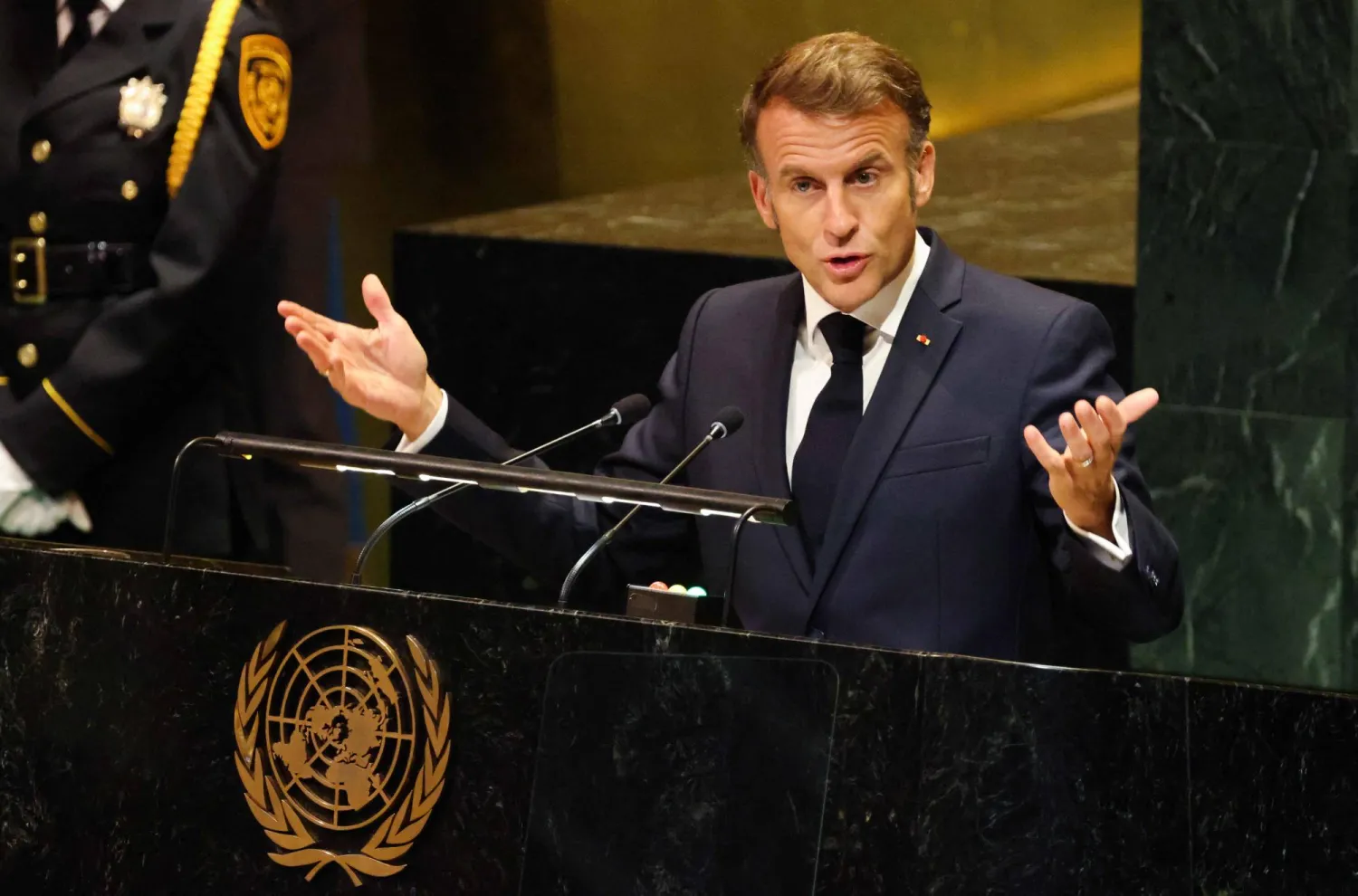 الرئيس الفرنسي إيمانويل ماكرون متحدثاً أمام الجمعية العامة للأمم المتحدة يوم الثلاثاء (أ.ف.ب)