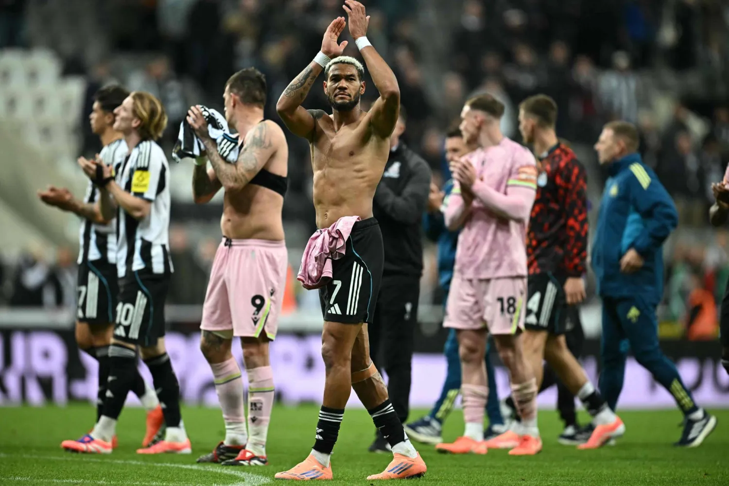 فرحة لاعبي نيوكاسل بالفوز والتقدم في كاراباو (أ.ف.ب)