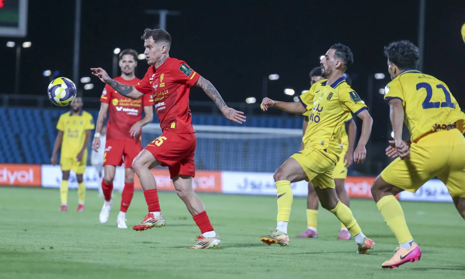 أوتافيو خلال مشاركته في مباراة العروبة (تصوير: سعد الدوسري)