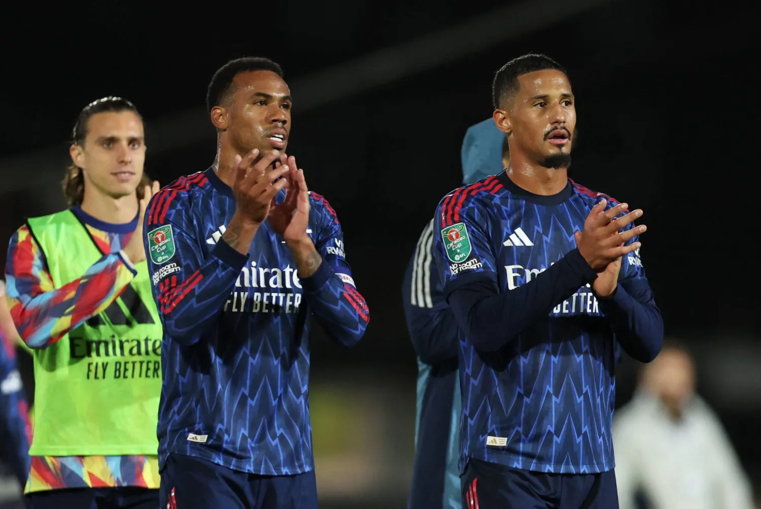 فرحة لاعبي آرسنال بالفوز والتأهل في كاراباو (رويترز)