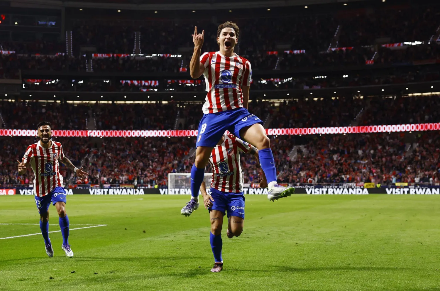 ألفاريز محتفلا بهدف الفوز (رويترز)